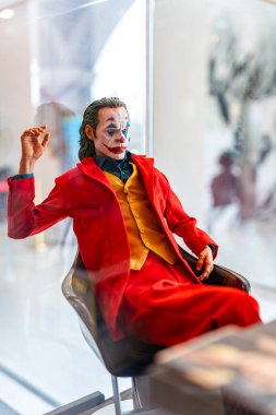 Bangkok Tayland - 20 Şubat 2025: DC filmlerindeki Kara Şövalye Batman 'in figür modeli Joker,