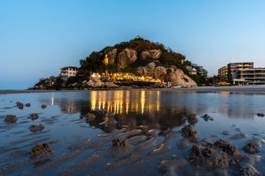 Hua Hin, Tayland 'da bir Budist tapınağı ve denizi olan Khao Takiab Dağı.