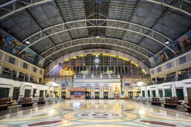 Bangkok, Tayland - 8 Mart 2025: Bangkok, Tayland 'daki ana tren istasyonu Hua Lamphong istasyonunun genel manzarası.