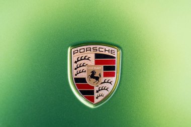 Bangkok, Tayland - 17 Ocak 2025: Yeşil bir arabanın üzerindeki Porsche Tabelasını kapat. Ferdinand Porsche şirketi 1931 yılında Stuttgart 'ın merkezinde ana ofislerle kurdu..