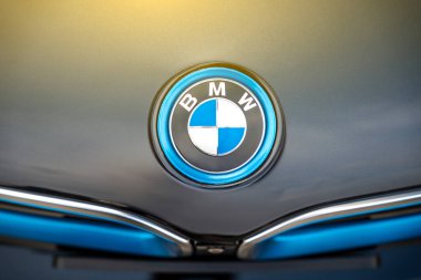 Bangkok, Tayland - 17 Ocak 2025: BMW logosu veya Bayerische Motoren Werke AG 'nin yakın plan çekimi, Alman lüks aracı, spor araba, motosiklet ve motor üreticisi.
