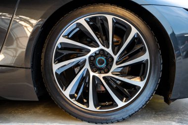 Frenleri olan siyah bir süper yarış arabasının jantına yaklaş..