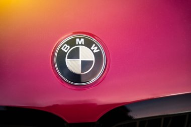 Bangkok, Tayland - 17 Ocak 2025: BMW logosu veya Bayerische Motoren Werke AG 'nin yakın plan çekimi, Alman lüks aracı, spor araba, motosiklet ve motor üreticisi..