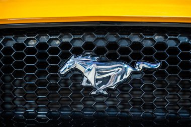 Bangkok, Tayland - 17 Ocak 2025: Ford Mustang 'in sarı başlıklı logosunun yakın görüntüsü. Ford Mustang, Ford tarafından üretilen bir seri Amerikan otomobili..