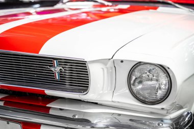 Bangkok, Tayland - 17 Ocak 2025: Ford Mustang 'in kırmızı başlıklı logosunun yakın görüntüsü. Ford Mustang, Ford tarafından üretilen bir seri Amerikan otomobili..