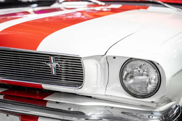 Bangkok, Tayland - 17 Ocak 2025: Ford Mustang 'in kırmızı başlıklı logosunun yakın görüntüsü. Ford Mustang, Ford tarafından üretilen bir seri Amerikan otomobili..