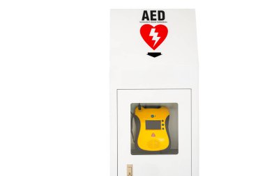 Hayat kurtaran bir defibrilatörün genel görünümü. Taşınabilir dış defibrilatör (AED) havaalanındaki umumi tuvaletin duvarına monte edildi.