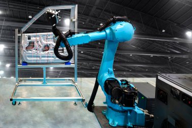 Fabrikadaki denetim sırasında yüksek teknoloji ve doğruluk ekipmanı robot kolu lazer taşınabilir 3D tarama ile kapatın..