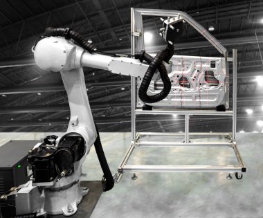 Fabrikadaki denetim sırasında yüksek teknoloji ve doğruluk ekipmanı robot kolu lazer taşınabilir 3D tarama ile kapatın..