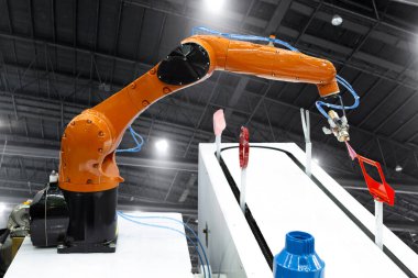 Otomotiv bölümüne robotik kol boyası spreyi. Yüksek teknoloji üretim konsepti. (kırpma yolu ile)