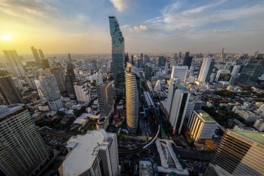 Şehir merkezi, Bangkok 'un modern iş bölgesi. Ara istasyon, gökyüzü tren yolu, akşam karanlığında ön planda..