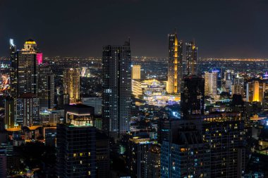 Bangkok iş bölgesi gece zaman.