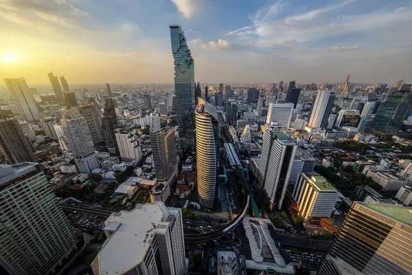 Şehir merkezi, Bangkok 'un modern iş bölgesi. Ara istasyon, gökyüzü tren yolu, akşam karanlığında ön planda..