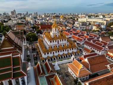 Şehir manzarası Wat Ratchanatdaram Tapınağı güzel altın kale ya da pagoda Bangkok, Tayland gün doğumunda.