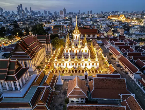 Wat Saket Ratcha Wora Maha Wihan ve Lohaprasat in Wat Ratchanatdaram Worawihan Bangkok, Tayland 'da bir dönüm noktası.