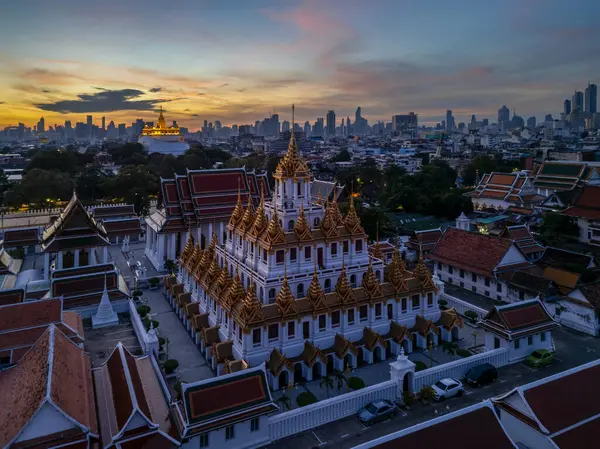 Altın dağ Wat Saket Ratcha Wora Maha Wihan ve Wat Ratchanatdaram Worawihan Bangkok, Tayland için landmark bangkok cityscape arka plan ile Lohaprasat.