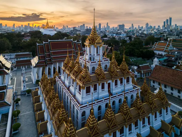 Şehir manzarası Wat Ratchanatdaram Tapınağı güzel altın kale ya da pagoda Bangkok, Tayland gün doğumunda. 
