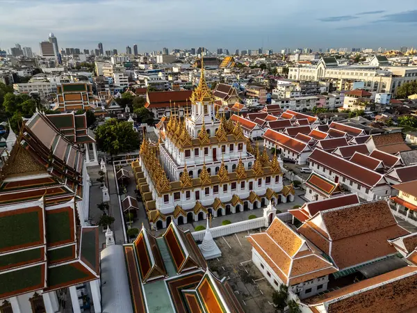 Şehir manzarası Wat Ratchanatdaram Tapınağı güzel altın kale ya da pagoda Bangkok, Tayland gün doğumunda.