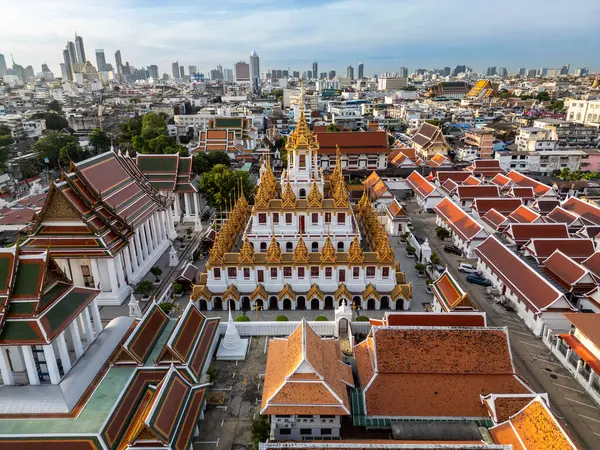 Şehir manzarası Wat Ratchanatdaram Tapınağı güzel altın kale ya da pagoda Bangkok, Tayland gün doğumunda.