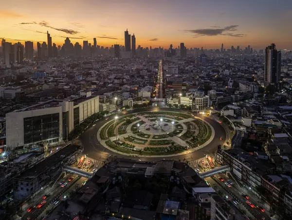 Wong Wian Yai, Thonburi, Bangkok, Tayland 'da bulunan bir kavşak kavşağıdır. Kral Taksin 'in heykelinin bulunduğu yer. Wong Wien Yai alacakaranlıkta gün doğumunda