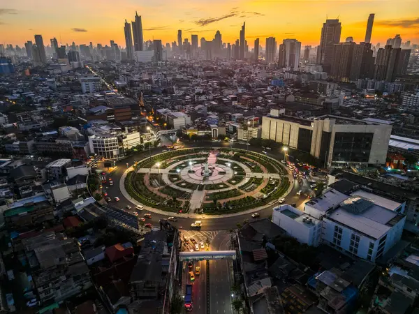 Wong Wian Yai, Thonburi, Bangkok, Tayland 'da bulunan bir kavşak kavşağıdır. Kral Taksin 'in heykelinin bulunduğu yer. Wong Wien Yai alacakaranlıkta gün doğumunda.