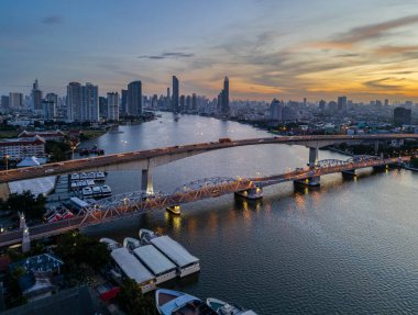 Bangkok 'taki konut ve iş bölgesinin manzarası. Dönme dolap gün batımında önemli bir noktadır..