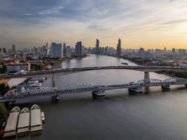 Güneş doğarken Rama III Köprüsü ve Krungthep Köprüsü 'nün havadan görüntüsü Chao Phraya nehri üzerinden geçer..