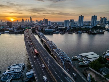 Güneş doğarken Rama III Köprüsü ve Krungthep Köprüsü 'nün havadan görüntüsü Chao Phraya nehri üzerinden geçer..