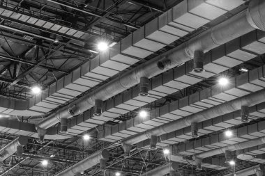 HVAC Kanal Temizleme, yeni binada tavandan asılı gümüş yalıtım malzemesi havalandırma boruları.