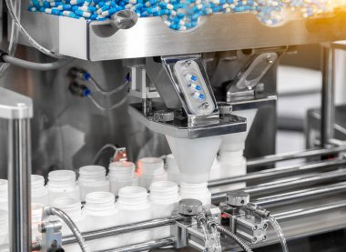 Tablet / makine konveyör ilaç sanayinin üretim hattında sayma kapsül.