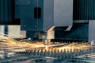 CNC lazer kesim sac fabrikasında parlak ışıltı ile.