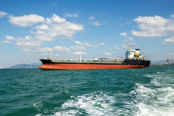 Нефтетанкерный флот используется для транспортировки нефти в синем море. Транспорт нефтепродуктов, газа и нефти под санкциями. Промышленный ландшафт нефтяной логистики