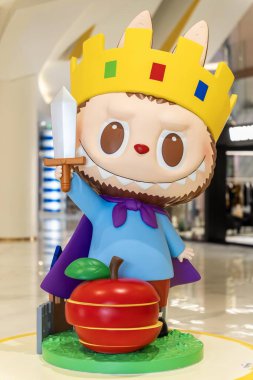 Bangkok, Tayland - 8 Ağustos 2025: Pop Mart Iregaram alışveriş merkezinden sanat oyuncakları Labubu makaron koleksiyonu, şirin oyuncaklar, popüler Popmart oyuncakları.