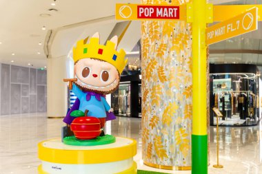 Bangkok, Tayland - 8 Ağustos 2025: Pop Mart Iregaram alışveriş merkezinden sanat oyuncakları Labubu makaron koleksiyonu, şirin oyuncaklar, popüler Popmart oyuncakları.