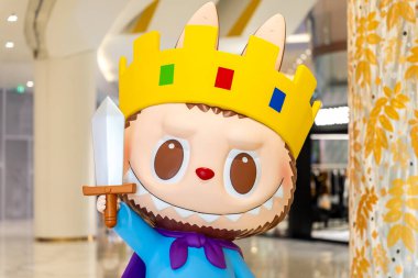 Bangkok, Tayland - 8 Ağustos 2025: Pop Mart Iregaram alışveriş merkezinden sanat oyuncakları Labubu makaron koleksiyonu, şirin oyuncaklar, popüler Popmart oyuncakları.