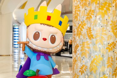 Bangkok, Tayland - 8 Ağustos 2025: Pop Mart Iregaram alışveriş merkezinden sanat oyuncakları Labubu makaron koleksiyonu, şirin oyuncaklar, popüler Popmart oyuncakları.