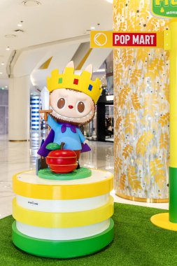 Bangkok, Tayland - 8 Ağustos 2025: Pop Mart Iregaram alışveriş merkezinden sanat oyuncakları Labubu makaron koleksiyonu, şirin oyuncaklar, popüler Popmart oyuncakları.