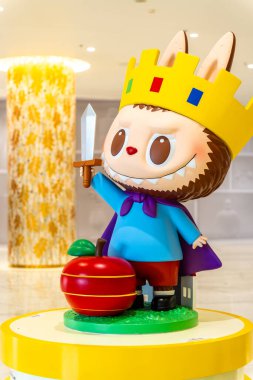 Bangkok, Tayland - 8 Ağustos 2025: Pop Mart Iregaram alışveriş merkezinden sanat oyuncakları Labubu makaron koleksiyonu, şirin oyuncaklar, popüler Popmart oyuncakları.