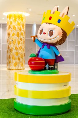 Bangkok, Tayland - 8 Ağustos 2025: Pop Mart Iregaram alışveriş merkezinden sanat oyuncakları Labubu makaron koleksiyonu, şirin oyuncaklar, popüler Popmart oyuncakları.