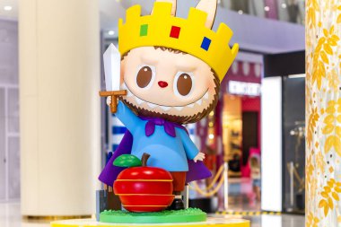 Bangkok, Tayland - 8 Ağustos 2025: Pop Mart Iregaram alışveriş merkezinden sanat oyuncakları Labubu makaron koleksiyonu, şirin oyuncaklar, popüler Popmart oyuncakları.