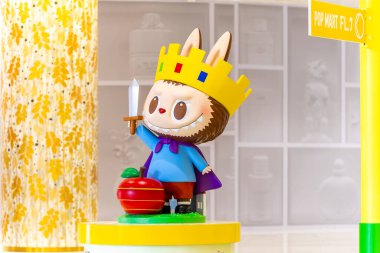 Bangkok, Tayland - 8 Ağustos 2025: Pop Mart Iregaram alışveriş merkezinden sanat oyuncakları Labubu makaron koleksiyonu, şirin oyuncaklar, popüler Popmart oyuncakları.