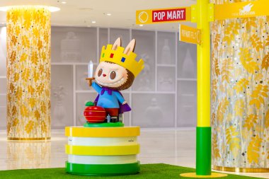 Bangkok, Tayland - 8 Ağustos 2025: Pop Mart Iregaram alışveriş merkezinden sanat oyuncakları Labubu makaron koleksiyonu, şirin oyuncaklar, popüler Popmart oyuncakları.