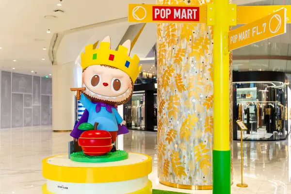 Bangkok, Tayland - 8 Ağustos 2025: Pop Mart Iregaram alışveriş merkezinden sanat oyuncakları Labubu makaron koleksiyonu, şirin oyuncaklar, popüler Popmart oyuncakları.