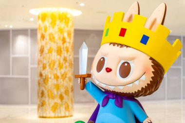 Bangkok, Tayland - 8 Ağustos 2025: Pop Mart Iregaram alışveriş merkezinden sanat oyuncakları Labubu makaron koleksiyonu, şirin oyuncaklar, popüler Popmart oyuncakları.