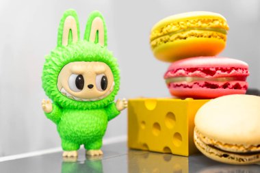 Bangkok, Tayland - 15 Mayıs 2024: Pop Mart kör kutusundan sanat oyuncakları Labubu Makaron anahtar zinciri koleksiyonu.