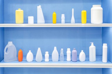 Ürünler, plastik ve cam şişeler için sıvı deterjan, duş jeli ve şampuan koleksiyonu.