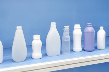 Ürünler, plastik ve cam şişeler için sıvı deterjan, duş jeli ve şampuan koleksiyonu.