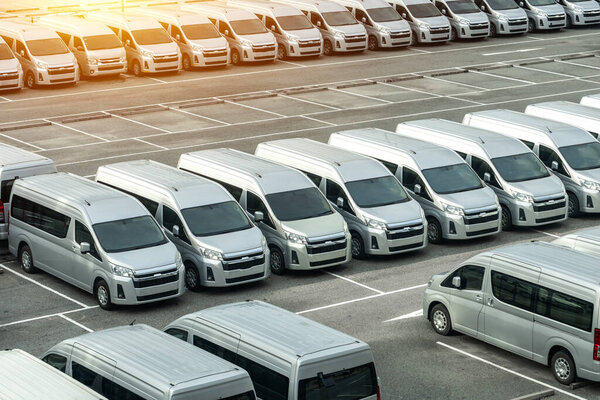 Несколько автомобилей фургонов грузовики припаркованы на стоянке для сдачи в аренду белые фургоны в обслуживании фургона перед входом складской распределительной логистики.