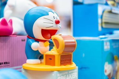 Bangkok, Tayland - 1 Temmuz 2025: Doraemon ve hazine sandığı Bluetooth hoparlörleri mağazalarda satışta.