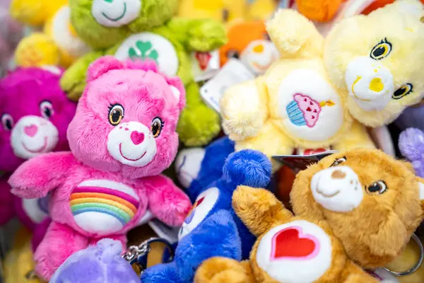 Bangkok, Tayland - 26 Kasım 2024: Bakım Ayıları, oyuncak dükkanındaki oyuncak oyuncak oyuncak oyuncak oyuncak oyuncak bebeklerle dolu, Central World. Sevimli tasarımı olan çeşitli bebekler..